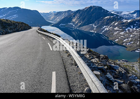 Straße hoch oben in den Bergen von Norwegen Stockfoto