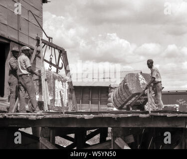 1930er Jahre drei afrikanische amerikanische Männer MANUELL VERSCHIEBEN 500 PFUND BALLEN VON AUSGEWÄHLT BAUMWOLLE VON HAND LKW WAAGE LOUISIANA USA-c6335 HAR 001 HARS VEREINIGTE STAATEN VON AMERIKA MÄNNER RISIKO BERUF SPIRITUALITÄT TRANSPORT WIEGEN LANDWIRTSCHAFT B&W NORDAMERIKA NORDAMERIKA WEITWINKEL SKILL BERUF FÄHIGKEITEN STÄRKE afrikanischer Amerikaner MUT afrikanisch-amerikanische Karriere außen FORTSCHRITTE SCHWARZ ETHNIZITÄT ARBEIT LOUISIANA STOLZ VON DER BERUFE ABGEHOLT KONZEPTIONELLE STILVOLLE BALLEN ZUSAMMENARBEIT Mitte - Mitte - erwachsene Menschen miteinander BACKBREAKING BALLEN SCHWARZEN UND WEISSEN HAR 001 LA MANUELL ALTMODISCH Stockfoto