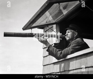 1910s 1920s MITGLIED DER UNITED STATES COAST GUARD MIT EINEM TELESKOP BEOBACHTEN FÜR MENSCHEN UND SCHIFFE IN GEFAHR IM MEER WASSER AUS NJ USA - c 83 HAR 001 HARS KOPIE RAUM MIT HALBER LÄNGE PERSONEN INSPIRATION VEREINIGTE STAATEN VON AMERIKA PFLEGE GEFAHR MÄNNER RISIKO SCHIFFE ÄLTERER Mann älterer Erwachsener mittleren Alters B&W STRAFVERFOLGUNG NORDAMERIKA Mann mittleren Alters NORDAMERIKANISCHEN SCHNURRBART VISION SCHUTZ ENTDECKUNG SCHUTZ STÄRKE SCHNURRBÄRTE UND WISSEN STOLZ IN DER GESICHTSBEHAARUNG NJ BERUFE MATROSEN UNIFORMEN KONZEPTIONELLE 1790 1848 BEOBACHTEN STILVOLLE UNTERSTÜTZUNG SCHIFFBRUCH REGIERUNGSBEHÖRDE SEEMÄNNER GEBILDET LIFESAVING MITGLIED Stockfoto