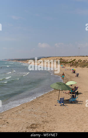 Blick auf den Strand von Faro del Puerto nördlich von Guardamar del Segura Costa Blanca Spanien in der Nähe von Marina de las Dunas Stockfoto