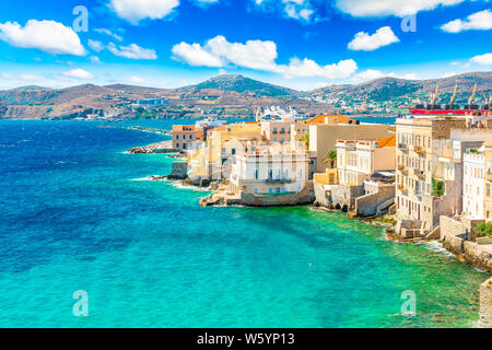 Bunte Landschaft der Griechischen Insel Syros. Ermoupoli Stadt an der Ägäis, Griechenland. Stockfoto