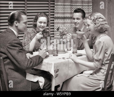 1930er Jahre zwei Paare Speisen an einem Tisch trinken Kaffee - d 2555 HAR 001 HARS FREUDE LIFESTYLE FEIER FRAUEN IM STUDIO SHOT GESUNDHEIT KOPIE RAUM FREUNDSCHAFT halber Länge DAMEN PERSONEN MÄNNER B&W Anzug und Krawatte GLÜCK FRÖHLICHE FREIZEIT STILE LÄCHELT VERBINDUNG GUTE ZEIT ZUM ABENDESSEN ABENDESSEN FREUDIGE STILVOLLE ZUSAMMENARBEIT SPEISEN MODEN Mitte - Mitte - erwachsenen Mann Mitte der erwachsenen Frau miteinander junger erwachsener Mann junger Erwachsener FRAU SCHWARZ UND WEISS KAUKASISCHEN ETHNIE HAR 001 ALTMODISCH Stockfoto