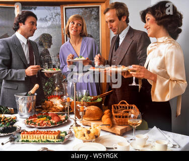 1980er MÄNNER UND FRAUEN ESSEN PARTY FOOD BROT KÄSE SALATE um Tisch mit Champagner auf Eis Schaufel-kf 17232 PHT 001 HARS ALTE ZEIT NOSTALGIE OLD FASHION GESICHTSBEHANDLUNG STIL KOMMUNIKATION FREUDE FREUDE LIFESTYLE FEIER FRAUEN VERHEIRATET EHEPARTNER EHEMÄNNER FREUNDSCHAFT halber Länge DAMEN PERSONEN MÄNNER Ausdrücke im mittleren Alter PARTNER Anzug und Krawatte FRÖHLICH UND GENIESSEN IM LÄCHELN VERBINDUNG EISKÜBEL FREUDIGE stilvolle Mitte - Mitte - erwachsenen Mann SALATE FRAUEN KAUKASISCHEN ETHNIE ALTMODISCH Stockfoto