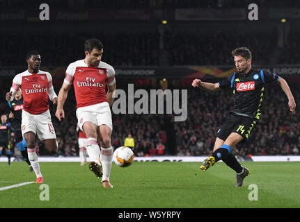 LONDON, ENGLAND - 11. APRIL 2019: sokratis Papastathopoulos von Arsenal und trocknet Mertens Napoli dargestellt, während der ersten Etappe der 2018/19 UEFA Europa League Viertelfinale Spiel zwischen Arsenal FC (England) und SSC Napoli (Italien) im Emirates Stadion. Stockfoto