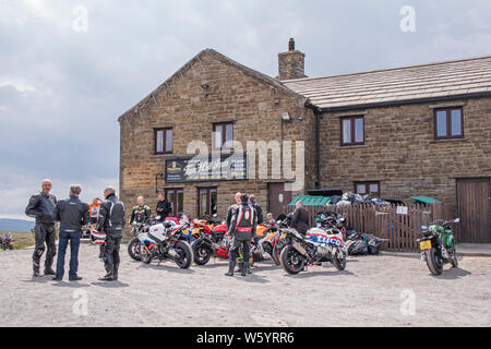 Motorradfahrer im Tan Hill Inn' die höchste Pub Englands, Tan Hill, North Yorkshire, England, Großbritannien Stockfoto