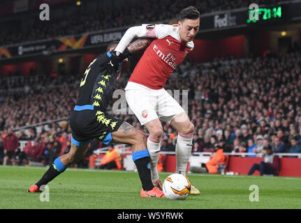 LONDON, ENGLAND - 11. APRIL 2019: Mesut Ozil von Arsenal dargestellt, während der ersten Etappe der 2018/19 UEFA Europa League Viertelfinale Spiel zwischen Arsenal FC (England) und SSC Napoli (Italien) im Emirates Stadion. Stockfoto