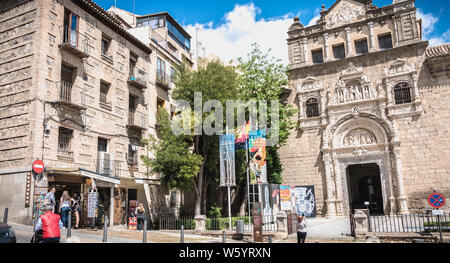 Toledo, Spanien - 28. April 2018: Die Frau, vor der die Santa Cruz Museum in Toledo an einem Frühlingstag. Plateresken Gebäude aus dem sechzehnten centu Stockfoto