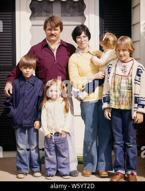 1970er Jahre solide ALLE AMERIKANISCHEN FAMILIE MIT SECHS MANN FRAU EINEN JUNGEN DREI MÄDCHEN STEHEN VOR HOME SUCHEN BEI CAMERA-Kj 7921 HAR 001 HARS FARBE JEANS MÜTTER ALTE ZEIT NOSTALGIE BRUDER OLD FASHION SCHWESTER JUVENILE STYLE BLONDE KINDER FAMILIEN FREUDE LIFESTYLE ZUFRIEDENHEIT FRAUEN VERMÄHLT BRÜDER EHEPARTNER EHEMÄNNER HOME LIFE 6 Kopieren Sie RAUM FREUNDSCHAFT IN VOLLER LÄNGE TÖCHTER WOHNEN MÄNNER SECHS GEBÄUDE GESCHWISTER DENIM SCHWESTERN VÄTER PARTNER AUGENKONTAKT BRUNETTE GLÜCK STILE VATIS AUSSEN REDHEAD STOLZ IN DER HÄUSER GESCHWISTER VERBINDUNG ROTE HAARE RESIDENCE STILVOLLE EINGANGSTÜR VOR DER MITTLEREN KLASSE Stockfoto