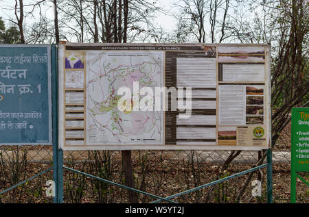 Zeichen an der Tala Gate Eingang zum Bandhavgarh Nationalpark mit einer Karte der Tiger Reserve, Umaria Viertel, Central im indischen Staat Madhya Pradesh Stockfoto