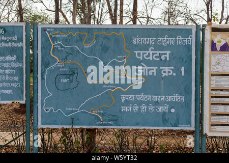 Zeichen an der Tala Gate Eingang zum Bandhavgarh Nationalpark mit einer Karte der Tiger Reserve, Umaria Viertel, Central im indischen Staat Madhya Pradesh Stockfoto