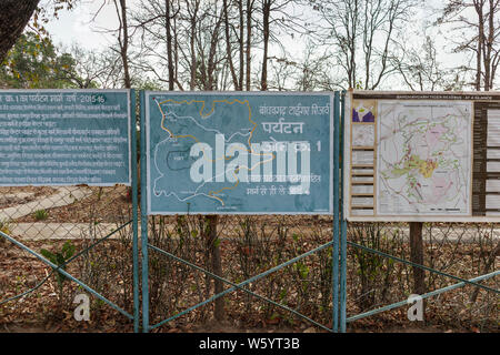 Schilder an den Tala Gate Eingang zum Bandhavgarh Nationalpark mit Karten der Tiger Reserve, Umaria Viertel, Central im indischen Staat Madhya Pradesh Stockfoto