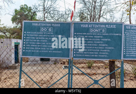 Schilder mit Do's und Dont's für Besucher an der Tala Gate Eingang zum Bandhavgarh Nationalpark, Umaria Bezirk, Madhya Pradesh zentralen indischen Staat Stockfoto