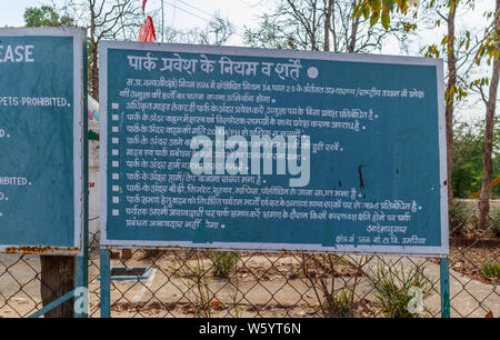 Zeichen in Hindi mit Do's und Dont's für Besucher an der Tala Gate Eingang zum Bandhavgarh Nationalpark, Umaria Bezirk, Madhya Pradesh, Indien Stockfoto