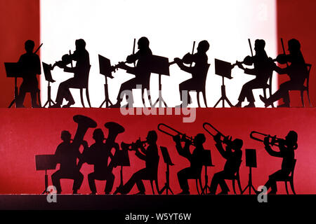 1970 GRAPHIC SILHOUETTED DARSTELLUNG DER SITZENDEN 1920s HOT JAZZ BAND DER MUSIKER SPIELEN GEIGEN TUBAS Trompeten und Posaunen - km 7093 PHT 001 HARS KOPIE RAUM VOLLER LÄNGE PERSONEN INSPIRATION MÄNNER BERUF UNTERHALTUNG SPIRITUALITÄT MUSIKER DARSTELLENDE PERFORMING ARTS WEITWINKEL SKILL BERUF GLÜCK FÄHIGKEITEN FREIZEITAKTIVITÄTEN STÄRKE SILHOUETTE UND KARRIERE AUFREGUNG KRÄFTIGE ERHOLUNG DER AUTORITÄT BERUFEN VIOLINEN MUSIKPAVILLON TUBEN KONZEPTIONELLE STILVOLLE anonyme Zusammenarbeit Mitte - Mitte - erwachsene Menschen miteinander 12 ALTMODISCHE DARSTELLUNG TROMPETEN ZWÖLF Stockfoto