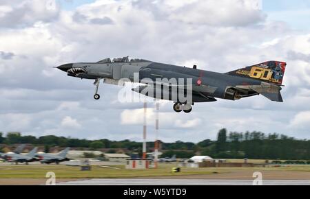 Turkish Air Force McDonnell Douglas F-4E-2020 Phantom Ankunft in RAF Fairford am 18. Juli 2019 Für die Royal International Air Tattoo Stockfoto