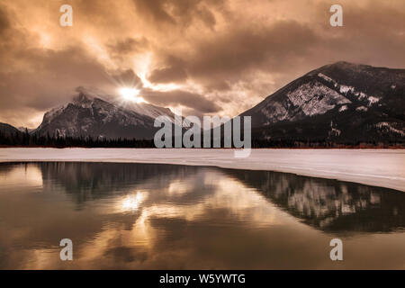 Sonnenaufgang über Mount Rundle reflektiert Vermilion Lakes im Winter in den kanadischen Rockies Banff National Park. Stockfoto