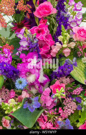 New Milton, Hampshire, UK. 30. Juli 2019. Menschenmassen strömen zu den ersten Tag des neuen Wald & Hampshire County Show auf einem nassen windigen matschig schlammigen Tag. Credit: Carolyn Jenkins/Alamy leben Nachrichten Stockfoto