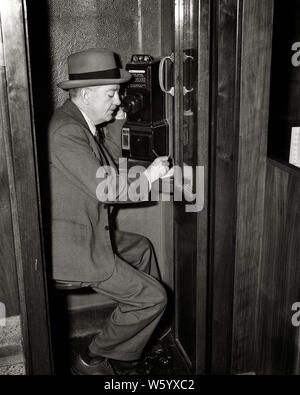 1940er Jahre reifer Mann sitzen IN ZAHLEN TELEFONZELLE AM TELEFON SPRECHEN UND SCHREIBEN HINWEIS NEW YORK CITY USA-q 40241 CPC 001 HARS KOMMUNIKATION UNITED STATES KOPIE RAUM MIT HALBER LÄNGE PERSONEN, DIE VEREINIGTEN STAATEN VON AMERIKA Männer mittleren Alters B&W Mann mittleren Alters Anzug und Krawatte verkaufen STAND DISCOVERY ZAHLEN UND GELEGENHEIT NYC BERUFE TELEFONE BUCHMACHER VERBINDUNG NEW YORK TELEFONE STÄDTE STILVOLLEN NEW YORK CITY COMMUNICATIONS ZUSAMMENARBEIT VERKÄUFER SCHWARZ UND WEISS KAUKASISCHEN ETHNIE ALTMODISCH Stockfoto