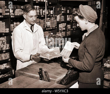 1940 s FRAU LEBENSMITTEL SHOPPER EINKAUF FLEISCH VON METZGER MIT COUPON RATION STEMPEL BUCHEN SIE IM LEBENSMITTELGESCHÄFT NEW YORK CITY USA-q 43052 CPC 001 HARS FLEISCH METZGER B&W LEISTUNGEN SHOPPER ERFOLG WAREN KUNDENSERVICE WAHL WELTKRIEGE WELTKRIEG ZWEITEN WELTKRIEG ZWEITEN WELTKRIEG IN BERUFEN, konzeptionelle RATION RATIONIERUNG STILVOLLE UNTERSTÜTZUNG WELTKRIEG 2 NEW YORK CITY COUPON EINKAUF NACHFRAGE Mitte - Mitte - erwachsenen Mann junger Erwachsener FRAU SCHWARZ UND WEISS KAUKASISCHEN ETHNIE ALTMODISCH Stockfoto