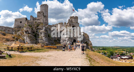 PODZAMCZE, Polen - 15. Juli 2019: ogrodzieniec Schloss in der polnischen Jurassic Highland, Schlesien Region Polens Stockfoto