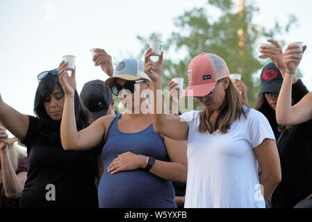 Juli 29, 2019, Gilroy, California, USA: Gruppe von Gilroy Bewohner während einer Schweigeminute für die Opfer einen Tag nach einer Masse Schießen fand am Gilroy Garlic Festival. Credit: Kenneth McCain/ZUMA Draht/Alamy leben Nachrichten Stockfoto