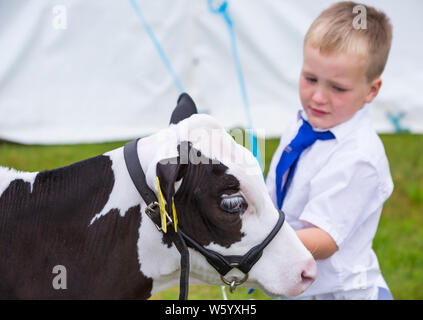 New Milton, Hampshire, UK. 30. Juli 2019. Menschenmassen strömen zu den ersten Tag des neuen Wald & Hampshire County Show auf einem nassen windigen matschig schlammigen Tag. Credit: Carolyn Jenkins/Alamy leben Nachrichten Stockfoto