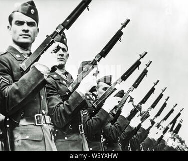 1930er Jahre 1940er Jahre DATEI VON Soldaten der US Army Military Police tragen weiße Handschuhe HOLDING THOMPSON 45 Kaliber MASCHINENPISTOLEN AN READY-q 74001 CPC 001 HARS RISIKO VERTRAUEN AUSDRÜCKE B&W AUGENKONTAKT FREIHEIT DATEI SCHUTZ STÄRKE MUT LEISTUNGSSTARKE STERN WELTKRIEGE WELTKRIEG ZWEITEN WELTKRIEG ZWEITEN WELTKRIEG VON AUTORITÄT BERUFEN UNIFORMEN KONZEPTIONELLE STILVOLLE WELTKRIEG 2 US ARMY WEISSE HANDSCHUHE FEUERWAFFE FEUERWAFFEN MITEINANDER junger erwachsener Mann SCHWARZ UND WEISS KAUKASISCHEN ETHNIE ALTMODISCH Stockfoto