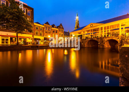 Historischen, touristischen niederländischen Stadt Leiden Rathaus koornbrug und Kanäle während der Dämmerung Stockfoto