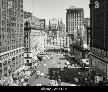 1950 TIMES SQUARE PARAMOUNT GEBÄUDE ASTOR HOTEL BROADWAY SEVENTH AVENUE STRASSE VERKEHR MANHATTAN NYC USA-r 2156 HAR 001 HARS NEW YORK AUTOMOBILE STÄDTE STILVOLLE FAHRZEUGE NEW YORK CITY TIMES SQUARE BROADWAY SEVENTH AVENUE HOTEL ASTOR SCHWARZ UND WEISS HAR 001 ALTMODISCH Stockfoto