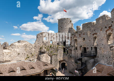 PODZAMCZE, Polen - 15. Juli 2019: ogrodzieniec Schloss in der polnischen Jurassic Highland, Schlesien Region Polens Stockfoto