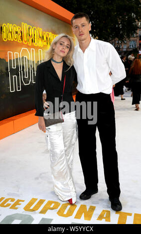 Rose Gray und Harris Dickinson die Teilnahme an der Einmal ... In Hollywood UK Premiere in Leicester Square, London. Stockfoto