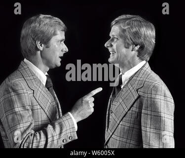 1970 s blonder Mann in Laute karierten Anzug und Krawatte ZU SPRECHEN, DER AUF ANWEISUNG DER LEHRE SELBST-s 20256 HAR 001 HARS BLOND COMIC TEAMARBEIT/WETTBEWERB INFORMATIONEN DIE EXPOSITION gleich doppelt Freude FREUDE LIFESTYLE STUDIO SHOT COPY SPACE HALBE LÄNGE PERSONEN INSPIRATION MATCH MÄNNER PLAID AUSDRÜCKE B&W BIZARRE PASSENDE GLEICHEN VERKAUF SONDERBAR FRÖHLICHEN UND GROTESKEN AUFREGUNG LAUT LEISTUNGSSTARKE ZANY RICHTUNG STOLZ UNKONVENTIONELLE IN ZU AUTORITÄT BERUFEN POLITIK GESCHWISTER LÄCHELT ANWEISEN KONZEPTIONELLE SELBST FREUDE STILVOLLE UNTERSTÜTZUNG WACKY GEWISSEN eigenwilligen Look-alike amüsant duplizieren Stockfoto