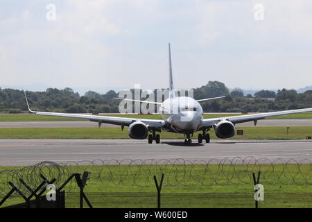 Eine Ryanair Boeing 737-800 Landung am Flughafen Manchester Stockfoto