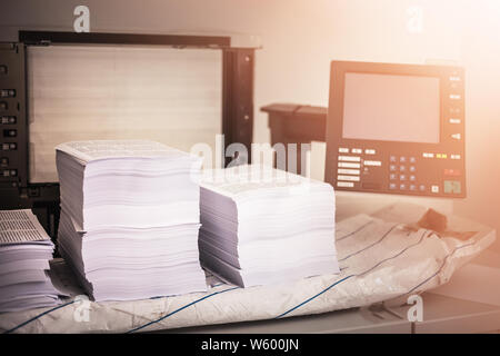 Stapel von bedruckten Papieren auf Industrielle Drucker Stockfoto