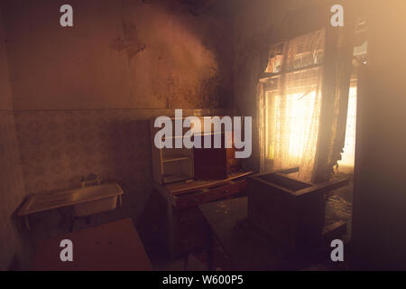 Alten, verlassenen Haus innen anzeigen Stockfoto