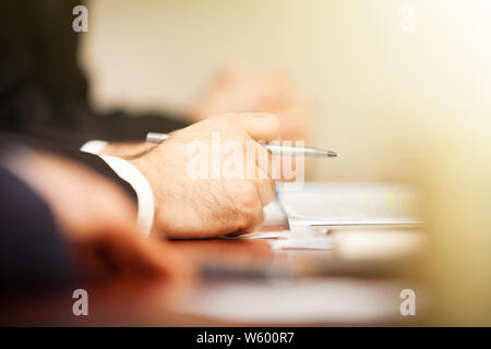 Hände, die Pen, als ob die Entscheidung, das Signieren eines Dokuments Stockfoto