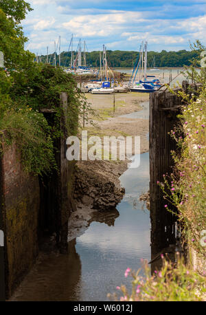 Chichester Schleuse Tore im Sommer in Richtung Birdham Pool Marina bei Ebbe suchen, Chichester Harbour, West Sussex, England, Vereinigtes Königreich Stockfoto