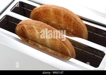 Toast im Toaster 2 Scheiben goldbraun von oben Stockfoto