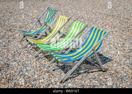 Vier leeren Liegestühlen sitzen auf Bier Beach in Mitte Sommer. Stockfoto