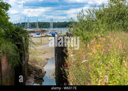 Chichester Schleuse Tore im Sommer in Richtung Birdham Pool Marina bei Ebbe suchen, Chichester Harbour, West Sussex, England, Vereinigtes Königreich Stockfoto