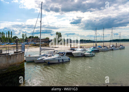 Boote außerhalb der Sperre bei Ebbe Premier Marinas - Chichester Marina, Chichester Harbour, West Sussex, England, UK zu warten Stockfoto