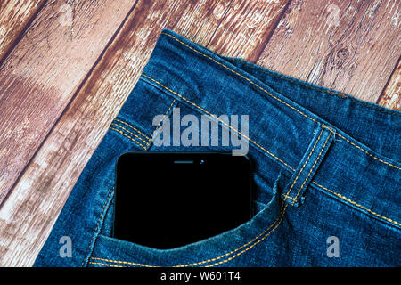 BlackBerry-Smartphone aus seiner Jeans pocket klemmt Stockfoto