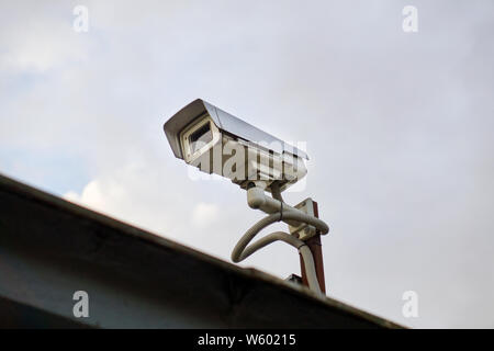 Outdoor Video Kamera an einem bewölkten Himmel Hintergrund Stockfoto