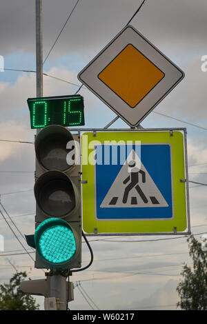 Zeichen Hauptstraße. fußgängerüberweg Zeichen. grüne Ampel mit Timer Stockfoto