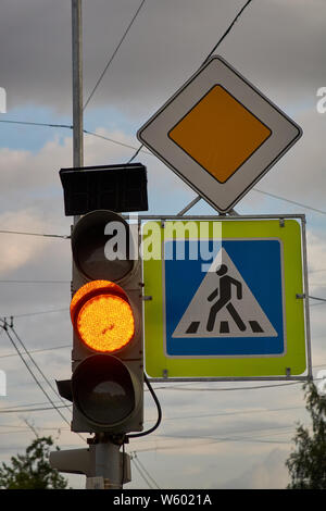 Zeichen Hauptstraße. fußgängerüberweg Zeichen. gelbe Ampel Stockfoto