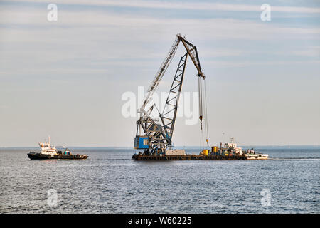 Schwimmkran abgeschleppt Stockfoto