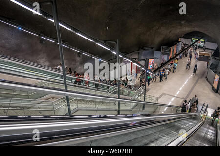 Rio de Janeiro, Brasilien - Juni 05, 2019: Die Menschen aufwachen zu den staricase Verlassen der U-Bahn an der Station General Osorio, Ipanema. Stockfoto