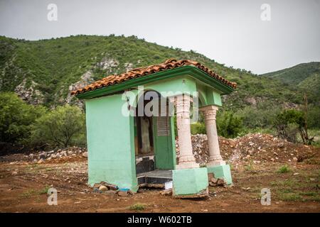 Kapelle mit religiösen Bildern. Wandbild mit dem Bild des Hl. Judas Thaddäus in der Mitte der Landschaft in Richtung. Nogales, Sonora. Stockfoto