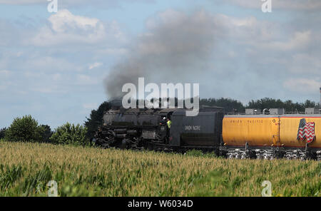 Juli 30, 2019, West Chicago, Illinois, USA: Dienstag, 30. Juli 2019 - Rochelle, Illinois, USA - Big Boy, größte operative Dampf der Lokomotive Köpfe West durch Feldern im Norden von Illinois. Die 133 Meter lange Big Boy Nr. 4014 ist Teil der Union Pacific tour anläßlich des 150. Jahrestages der ersten transkontinentalen Eisenbahn zu feiern. Nur 25 dieser massiven Big Boys Züge wurden gebaut. Nr. 4014, die Union Pacific 1941 geliefert wurde, wurde 1961 ausgemustert und später wieder Reisen rund um das Land zu machen. (Bild: © H. Rick Bamman/ZUMA Draht) Stockfoto