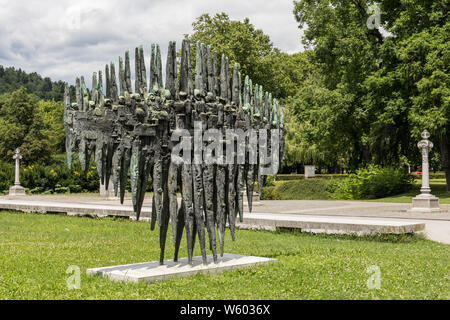 Ich Drago Trsar Manifestanti, Bronze Skulptur vor dem Museum für Moderne Kunst in Ljubljana, Slowenien. Tivoli Stadtpark im Hintergrund Stockfoto